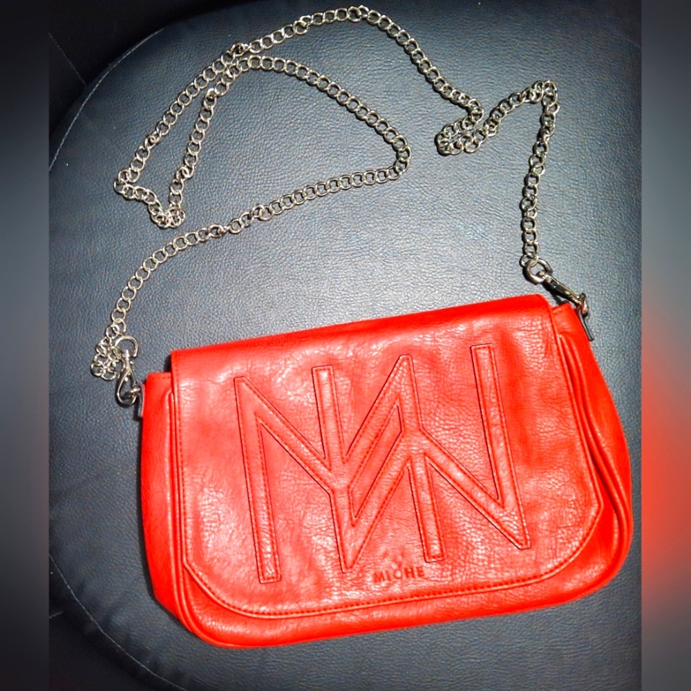 🎉3/$10🎉 EUC red Miche purse with Silver chain strap.